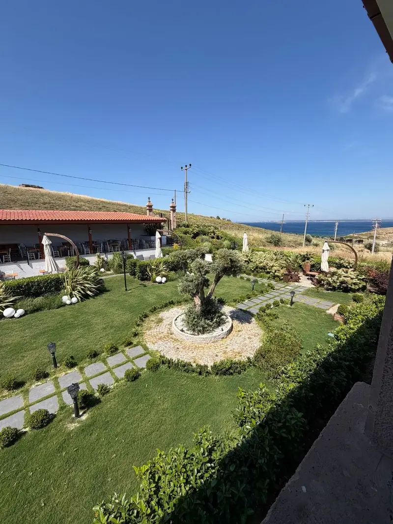 Oikos Bozcaada bahçe ve deniz manzarası