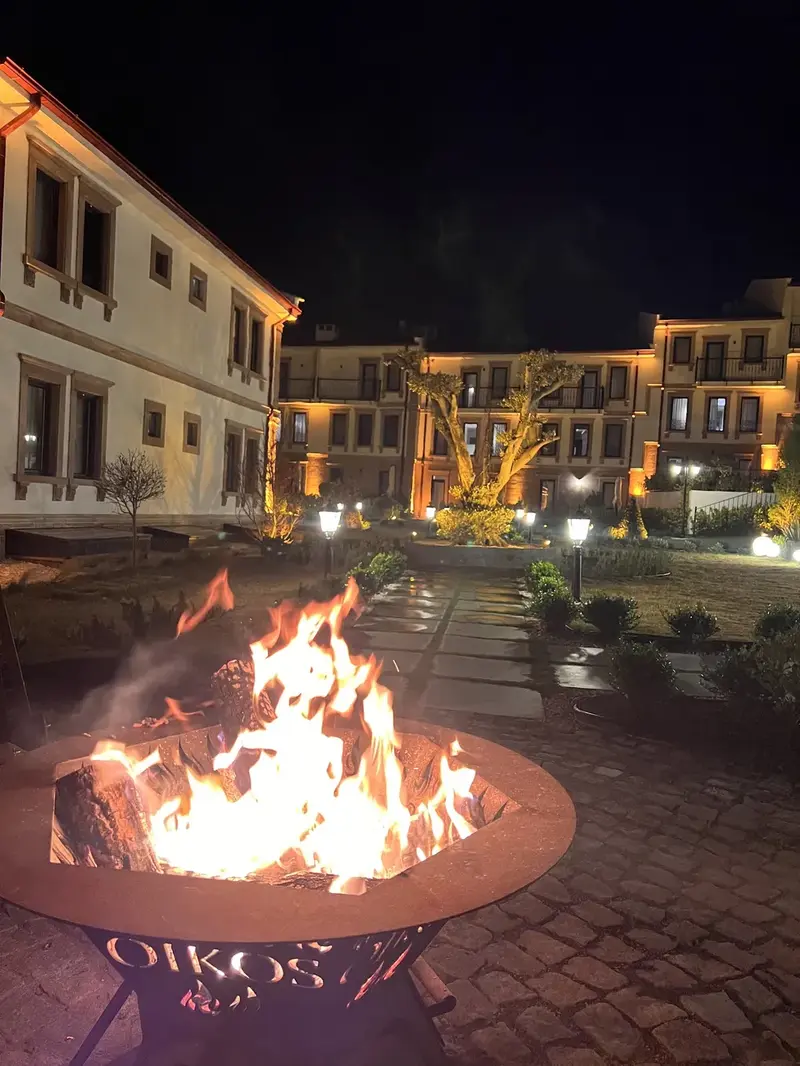 Oikos Bozcaada gece bahçede ateş çanağı