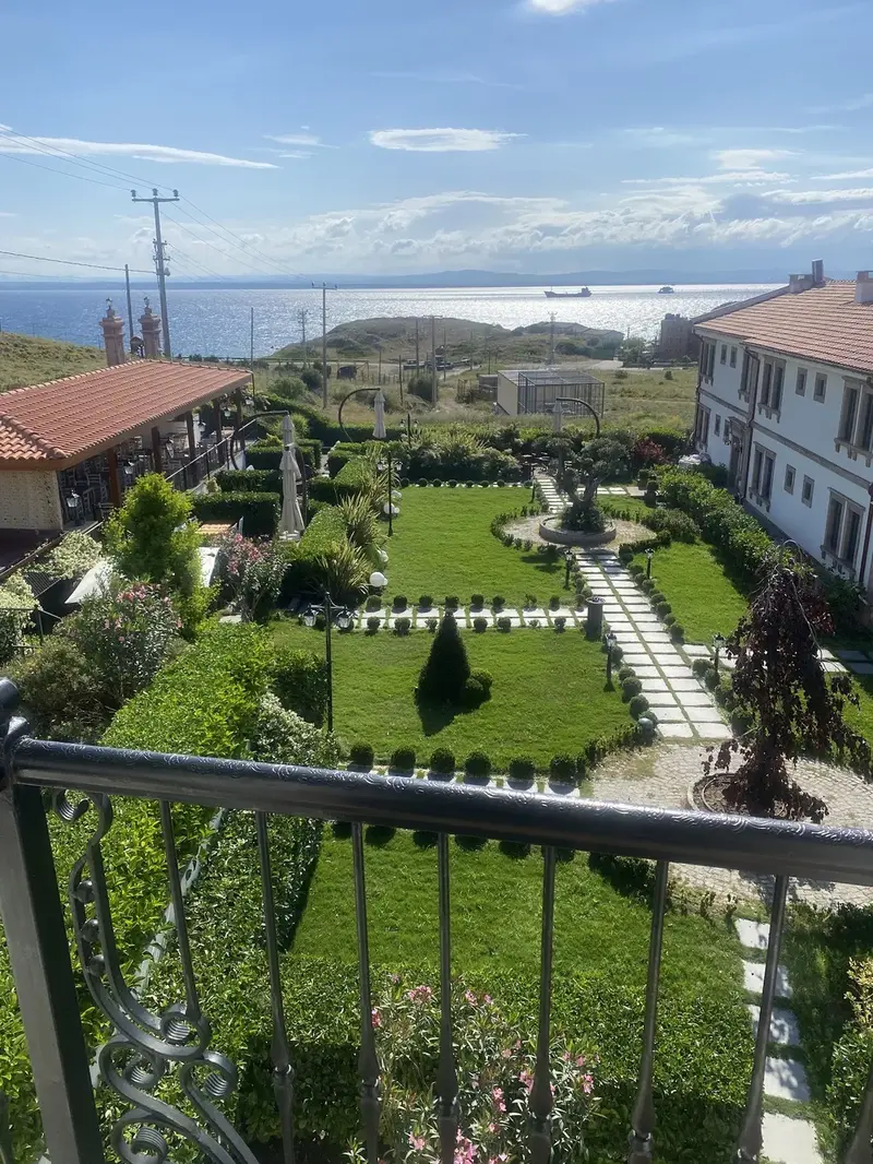 Oikos Bozcaada balkondan bahçe ve deniz