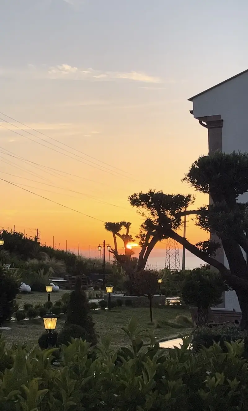 Oikos Bozcaada bahçeden gün batımı