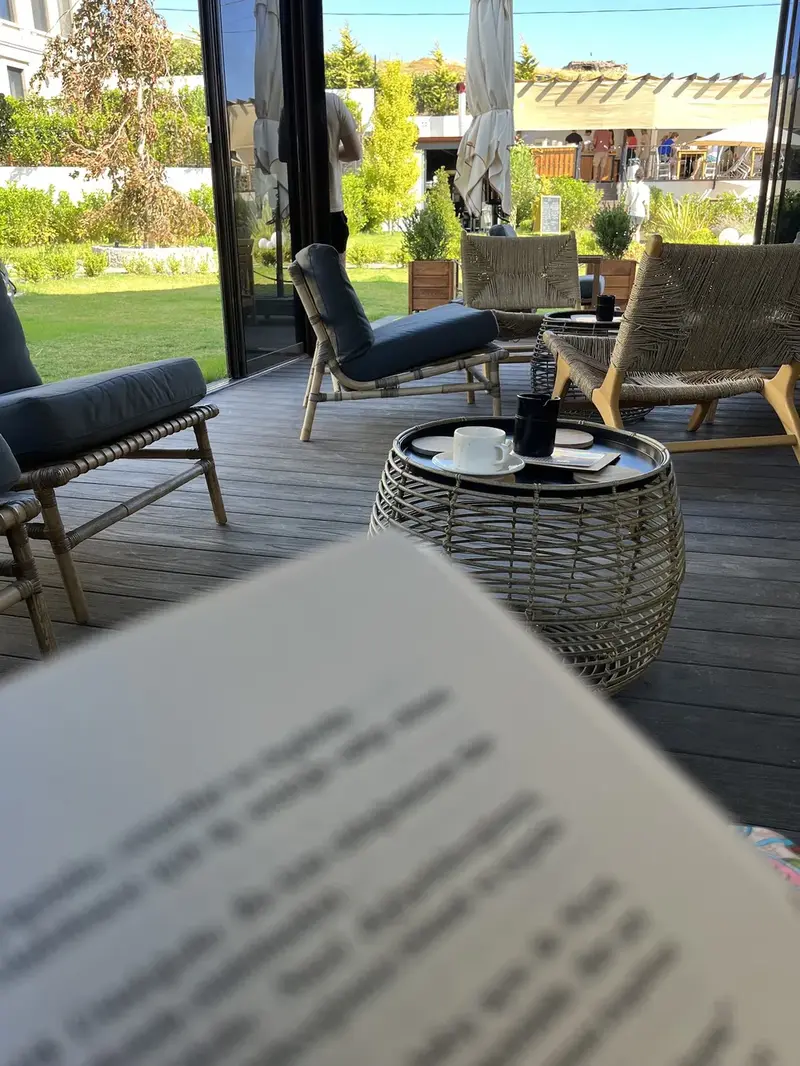 Oikos Bozcaada terasta kitap keyfi